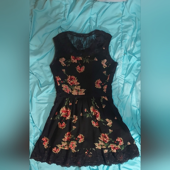 Buffalo Black and Red Floral Dress with Black Lace - Picture 2 of 3